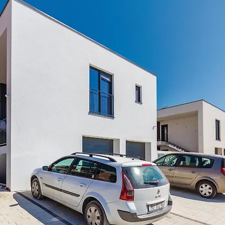 Apartment 2 Bedroom Beautiful In *